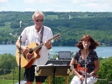 Bob and Dee perform at Keuka Spring Vineyards
