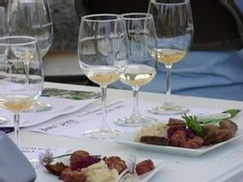 Comparative glasses of Gewurztraminer with food plate